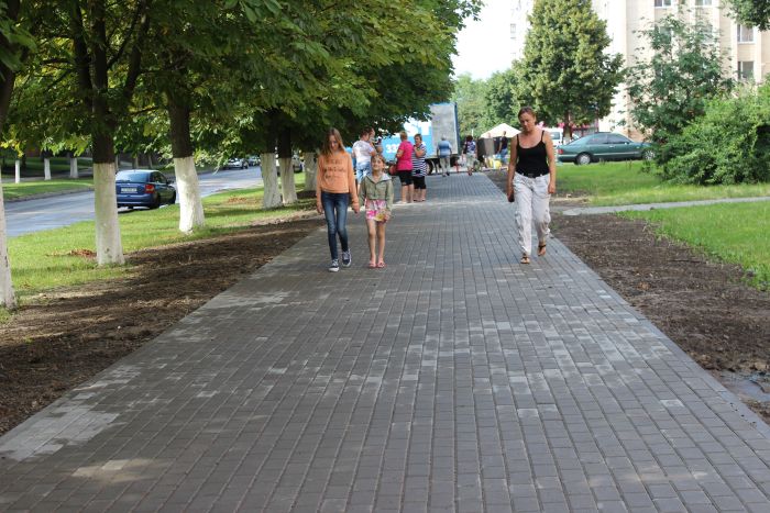 Тротуари на бульварі Дружби народів вартістю 706,0 тис. грн..., фото-1 Тротуари на бульварі Дружби народів вартістю 706,0 тис. грн.(Фото), фото-1