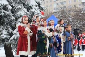 На площі Героїв Майдану засвітили новорічну ялинку