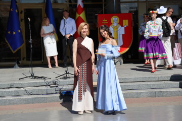 Фоторепортаж із вручення свідоцтв з відзнакою випускникам 11-х класів закладів загальної середньої освіти Луцької міської територіальної громади 
