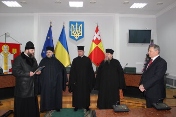 Священнослужителі привітали працівників міської ради з Різдвом і Новим роком 