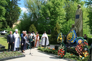 У мікрорайонах міста відбулося покладання квітів до братських могил та пам'ятних місць