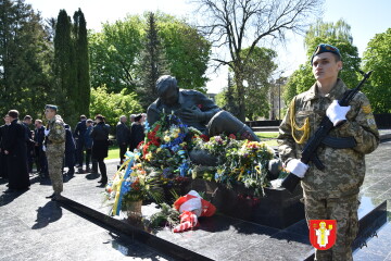 Лучани відзначили День пам&rsquo;яті та примирення біля пам&rsquo;ятного знаку &laquo;Поранений солдат&raquo; на меморіальному комплексі &laquo;Вічна Слава&raquo;