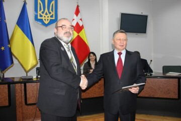 Міський голова Микола Романюк розпочав нараду із вручення відзнак
