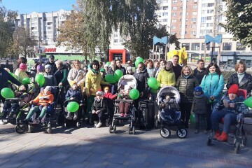 У Луцьку відбулася флешмоб-хода в підтримку хворих на ДЦП