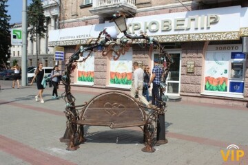 На проспекті Волі знову з'явилась лавка “закоханих ліхтарів”