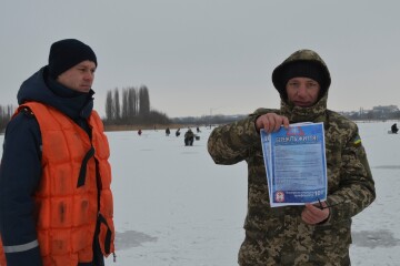 Рятувальники закликають не ризикувати своїм життям і не виходити на лід