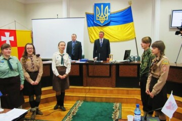 Пластуни передали Луцькому міському голові та депутатам Вогонь із Вифлеєму 