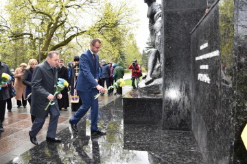       У Луцьку відбулося  покладання квітів до стели  «Жертвам нацизму»