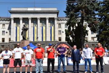 У Луцьку  найсильніші спортсмени змагаються за Кубок України зі стронгмену