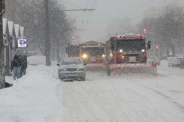 Станом на 14.00 над очищенням доріг у громаді працює 30 одиниць техніки