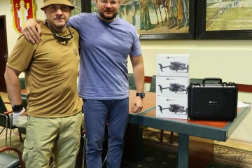 Міський голова Ігор Поліщук передав квадрокоптери військовим