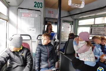 Для луцьких школярів провели економічну екскурсію на тролейбусі