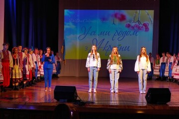 У Палаці культури міста Луцька відбулася тематична година «Усі ми родом з України», присвячена Дню Соборності України