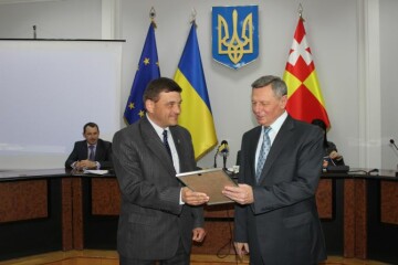 Міський голова Микола Романюк вручив відзнаки лучанам, які стали чемпіонами України з плавання