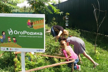 У рамках проекту «ОгоРодина» дітки доглядали за міським огородом у Луцьку