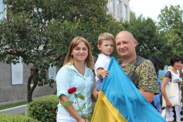 Зі сльозами щастя та радості зустрічали у Луцьку військослужбовців, що повернулися сьогодні зі Сходу
