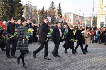 На Театральному майдані — громадянська панахида на честь Героїв Небесної Сотні