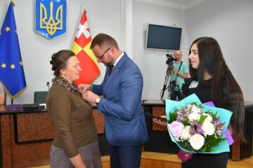Виконувач повноважень міського голови Ігор Поліщук вручив Світлані Пікун Почесне звання України “Мати-героїня”