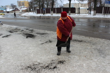 Комунальні служби міста борються з ожеледицею