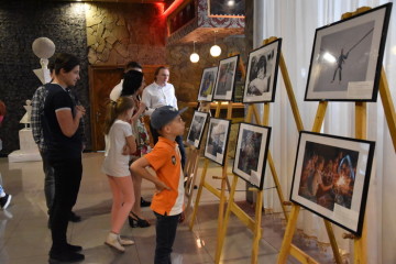 У Луцьку відкрили фотовиствку “Благодійність в об'єктиві”
