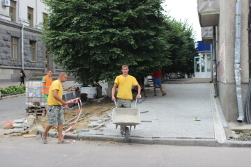 На вулиці Степана Бандери ремонтують тротуари