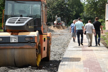 Благоустрій дворів та доріг: робота не припиняється ні на день