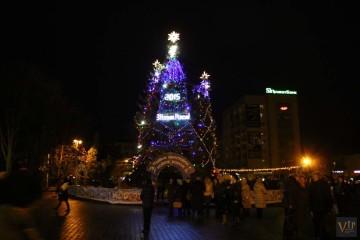   На Театральному майдані відбулося театралізоване дійство засвічення новорічної ялинки