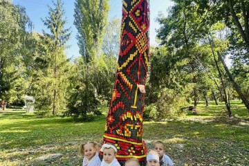 У центральному парку Луцька створили алею дерев-вишиванок