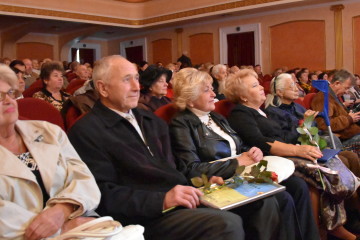 Уклін мудрості, досвіду і прожитим рокам