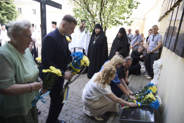 Священники та громадськість помолилися за упокій невинно вбитих в&rsquo;язнів Луцької тюрми