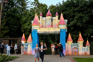 Дракони, феї та тисячі вогників: у Луцьку запрацював парк казкових ліхтарів