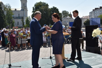 Матері загиблих Героїв вручили міському голові Миколі Романюку медаль «За вірність українському народу» 