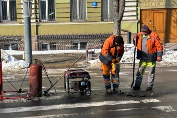 У Луцьку продовжують аварійний ямковий ремонт доріг методом холодного асфальту