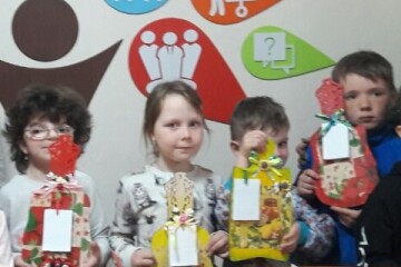 Діти з інвалідністю виготовляли  декоративні дощечки