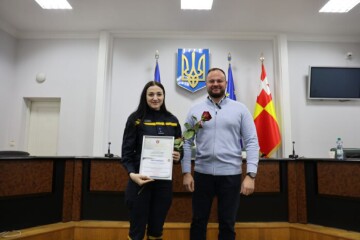 Міський голова вручив рятувальникам, які ліквідовували пожежу внаслідок ворожого обстрілу, подяки та грошові сертифікати