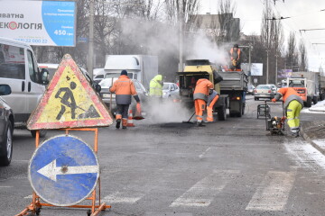У Луцьку розпочато роботи з ліквідації аварійної ямковості холодним асфальтобетоном