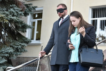 Представники міської влади перевірили, як адаптовані вулиці Луцька для людей із вадами зору