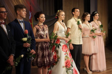 Кращі випускники міста отримали медалі