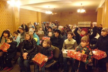 Для дітей з сімей учасників АТО вручили подарунки від однолітків з Німеччини