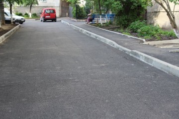    Міський голова Микола Романюк після капітального ремонту оглянув прибудинкову територію на проспектах Молоді, 23, Соборності, 13 