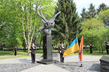 Лучани та представники влади поклали квіти до пам’ятного знаку «Жертвам Чорнобиля»