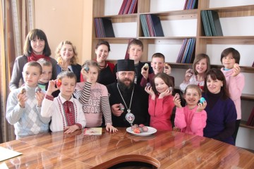 Митрополит Луцький і Волинський Михаїл розмальовував писанки разом з дітками