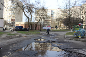 Цьогоріч капітально відремонтують прибудинкову територію на вулиці Кравчука, 1,3