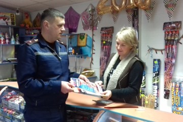 У Луцьку рятувальники провели профілактичні інструктажі щодо дотримання правил пожежної безпеки в місцях реалізації піротехнічних виробів