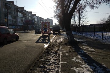 На вулично-дорожній мережі міста тривають роботи з аварійного ямкового ремонту з використанням холодної бітумно-мінеральної суміші