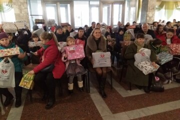 Діти із родин, що перебувають у складних життєвих обставинах, отримали подарунки до свят