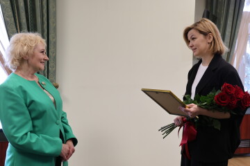 Секретар Луцької міської ради Катерина Шкльода привітала Аллу Опейду з ювілеєм