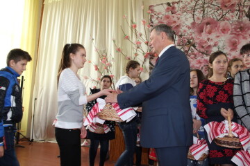 Гостям із Волновахи подарували Великодні кошики  