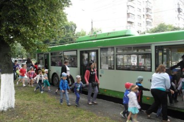 Екскурсія на тролейбусі для дошкільнят