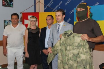    Депутати фракції ВО «Батьківщина» у міській раді передали учасникам АТО комплекти камуфляжу
